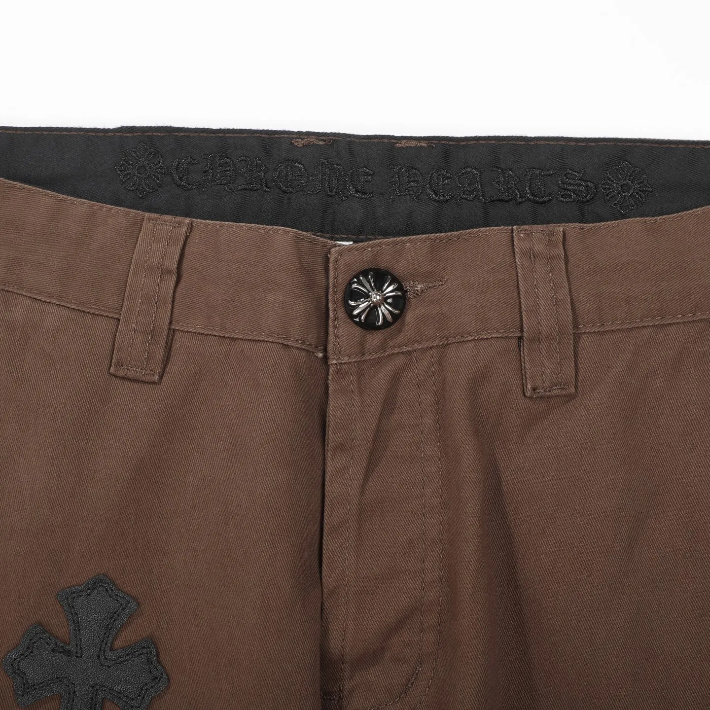 P260 Chrome Hearts/Chrome Hearts leopard print checkerboard horsehair cross patch leather jeans - Full of exploring the ultimate in fashion, Chrome Hearts' new Chrome Hearts pants cleverly integrate camouflage cross, checkerboard horsehair cross and other elements to break the traditional boundaries. The clever fusion of Mattyboy’s same style, overalls and khaki jeans brings endless matching inspiration to fashionistas.  This pair of Croxin overalls not only presents a unique retro style, but also combines comfort and sophistication with its wide-leg, loose design. The mid-high waist design matches a lazy and casual style, which not only makes the legs longer but also maintains a casual feel, it is a must-have fashion choice for trendy men and trendy women.  Brown overalls are unique in leather matching and color selection, making them the leader among overalls. Chrome Hearts' khaki cross chino casual pants have a prince-like aristocratic feel. The pants have 40 panels of leather and full texture. The W34 size is perfectly presented and has become the focus of the forefront of fashion. Whether it's for daily wear or a trendy try, these pants can bring you an excellent fashion experience.  Color: brown Size: 28 30 32 34 corresponding size s-xl